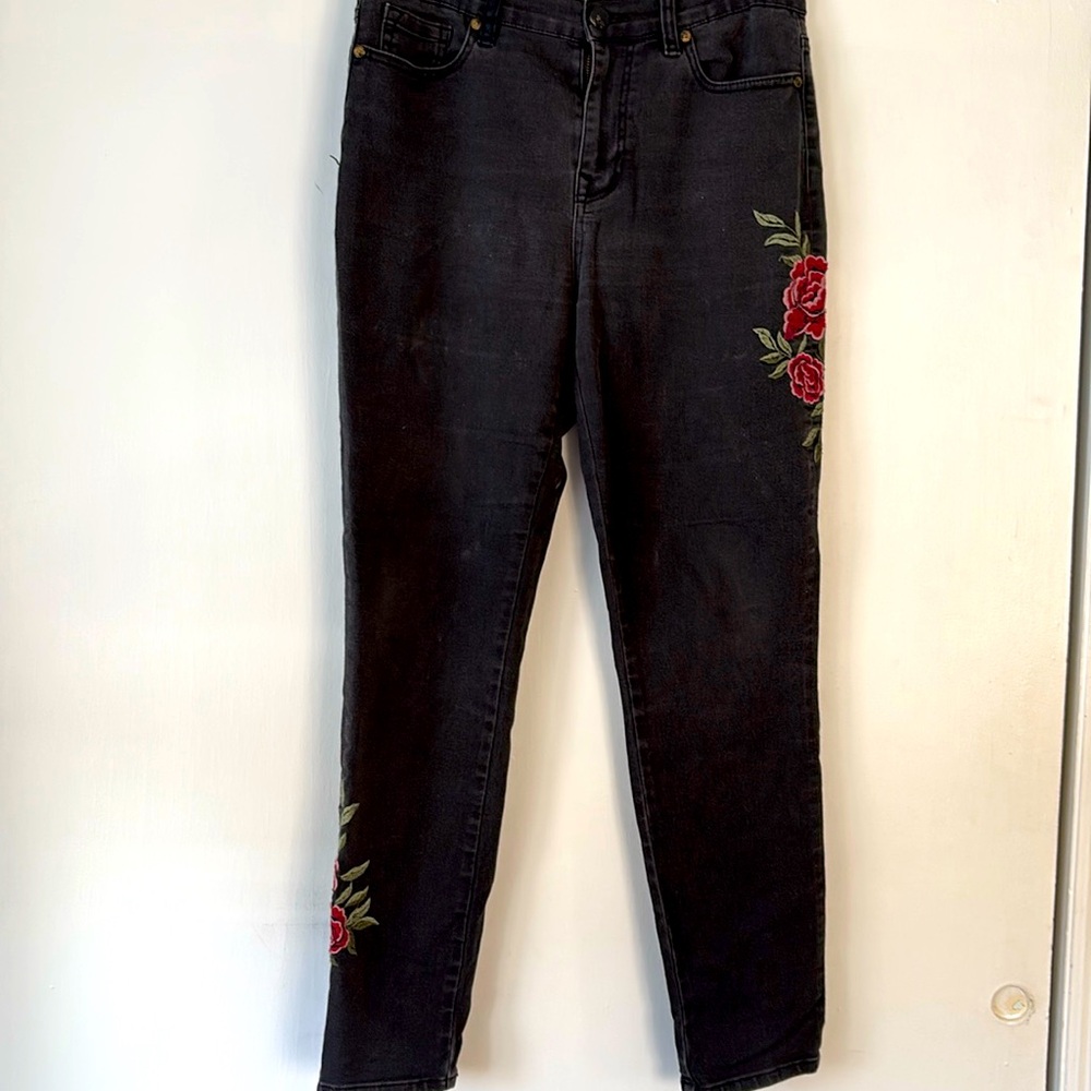 DG2 Diane Gilman black jeans with Embroidery. Size 8
